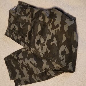 Caslon Women's Green Camouflage Cargo Pants